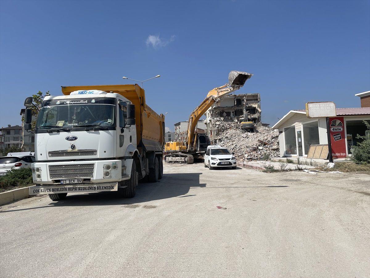 Hatay'da depremden etkilenen 5 bina kontrollü şekilde yıkıldı