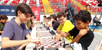 Uluslararası İstanbul Açık Satranç Turnuvası'nda Ödüller Takdim Edildi