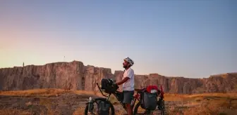 Yemek Borusu Kanseri Nedeniyle Kaybettiği Annesinin Anısına Dünya Turuna Çıkan Bisikletçi