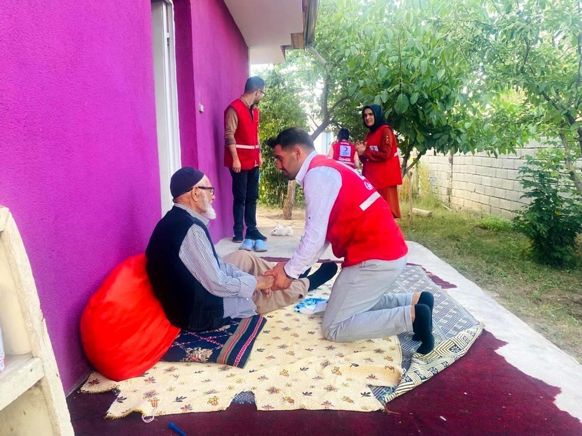 Türk Kızılayı, Doğubayazıt'ta yalnız yaşayan yaşlıları ziyaret ediyor