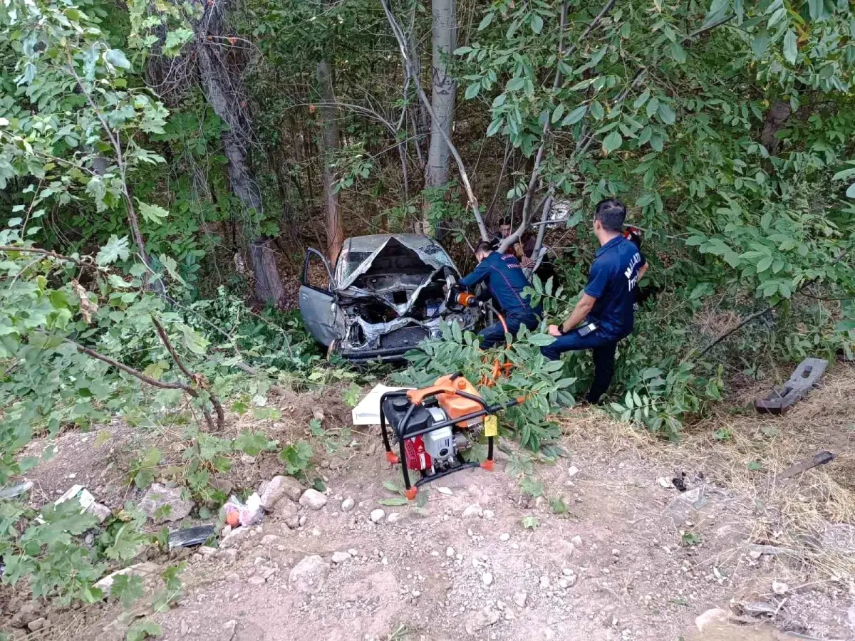Malatya'da otomobil şarampole yuvarlandı, 2 kişi yaralandı
