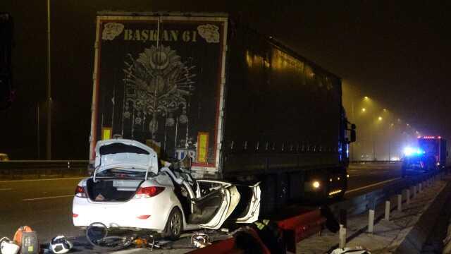 Otomobil seyir halindeki tırın altına girdi, sürücü feci şekilde can verdi Otomobil seyir halindeki tırın altına girdi, sürücü feci şekilde can verdi