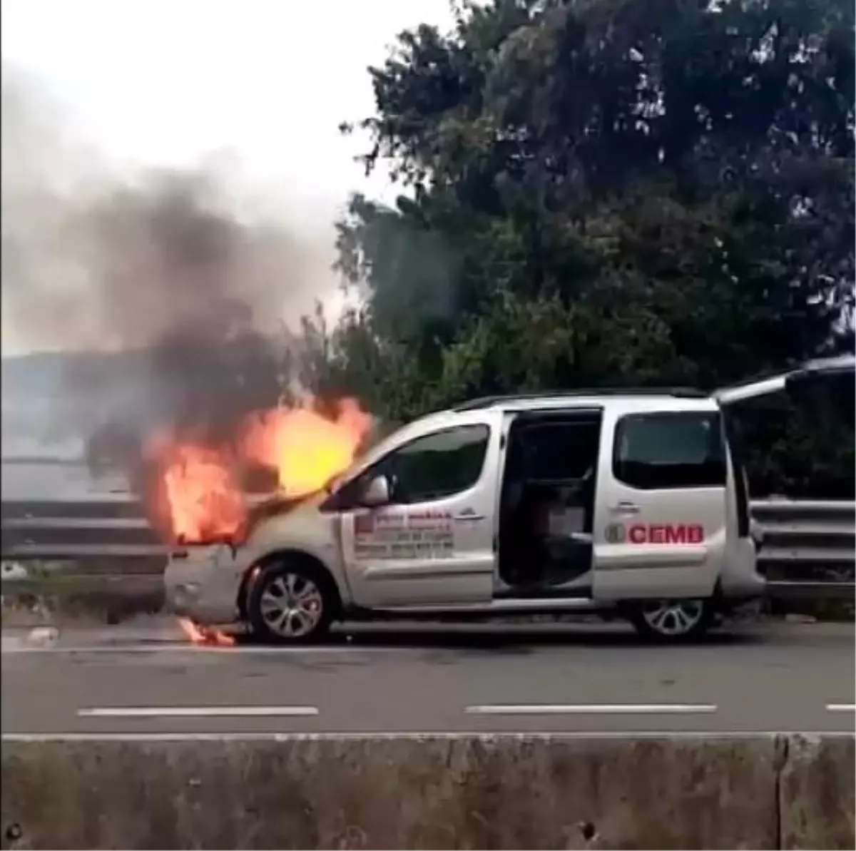 Karamürsel'de seyir halindeki araç alev aldı
