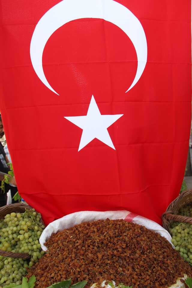 Sezonun ilk kuru üzümü bin 250 TL'den alındı