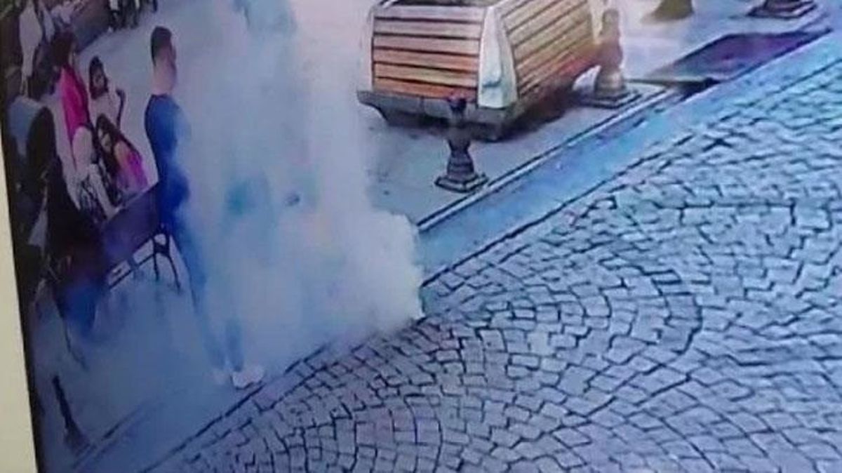 Yolda yürüdüğü esnada telefonu patlayıp yandı