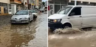 Adana'nın Tufanbeyli ilçesinde aniden bastıran yağmur nedeniyle yollar göle döndü