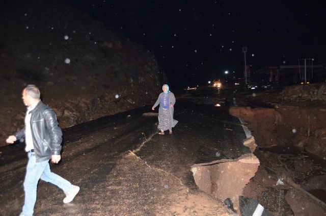Aksaray'da Sel Sonucu Yol Yarıldı, 13 Kişi Hastaneye Kaldırıldı