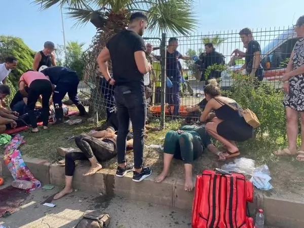 Alanya'da otomobil ile safari aracı çarpıştı: 2 turist hayatını kaybetti Alanya'da otomobil ile safari aracı çarpıştı: 2 turist hayatını kaybetti