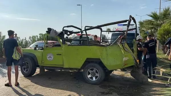 Alanya'da otomobil ile safari aracı çarpıştı: 2 turist hayatını kaybetti Alanya'da otomobil ile safari aracı çarpıştı: 2 turist hayatını kaybetti