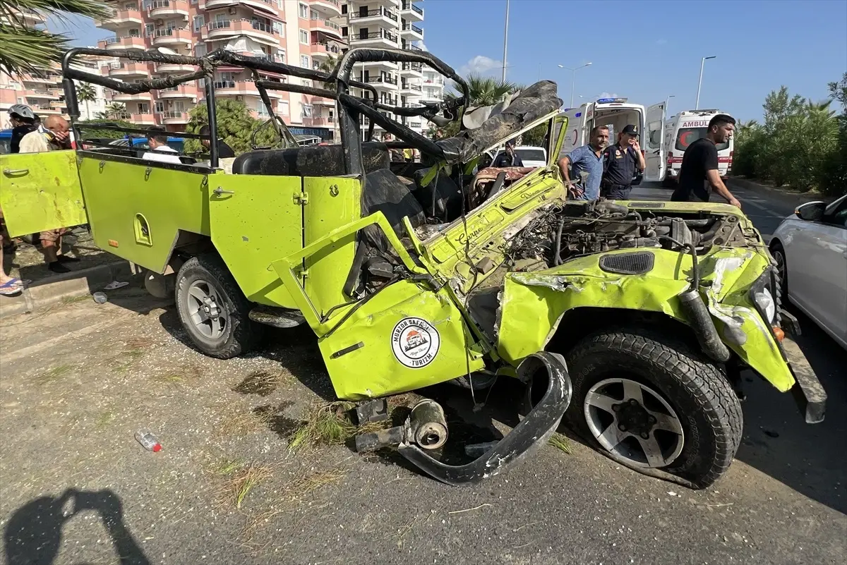 Alanya'da saferi aracının takla atması sonucu 1 kişi öldü, 15 kişi yaralandı