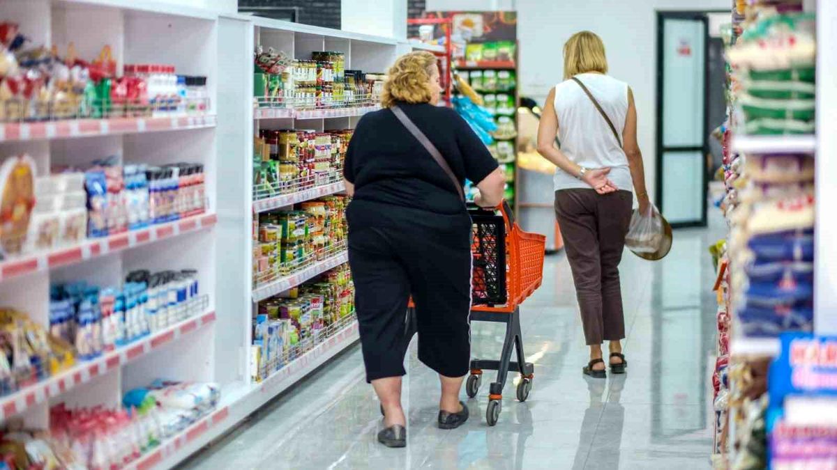 Seferihisar Belediyesi'nin Halk Market ve Halk Giyim Mağazaları İlgi Görüyor