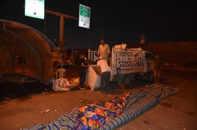 Kerkük'teki ordu binasının KDP'ye verilmesi kararı ertelendi, protestocular eylemlerini sona erdirdi Kerkük'teki ordu binasının KDP'ye verilmesi kararı ertelendi, protestocular eylemlerini sona erdirdi