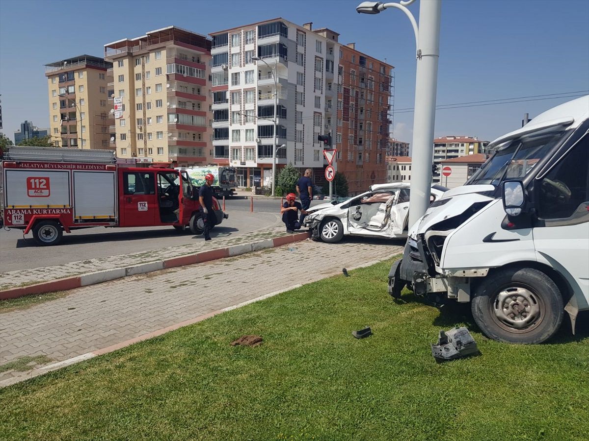 Malatya'da minibüs ile otomobilin çarpışması sonucu 2 kişi yaralandı