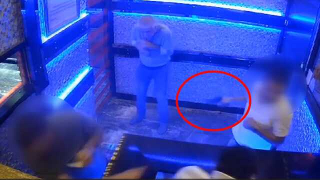 Polisin boş diye gösterdiği silah patladı, o anlar kameraya yansıdı