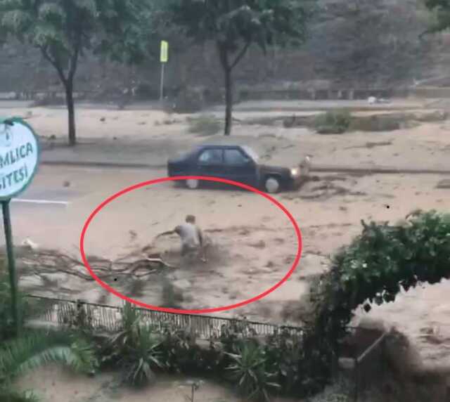 Samsun'da heyelan ve sel sularına kapılan 2 vatandaşın ölümden döndüğü anlar kamerada