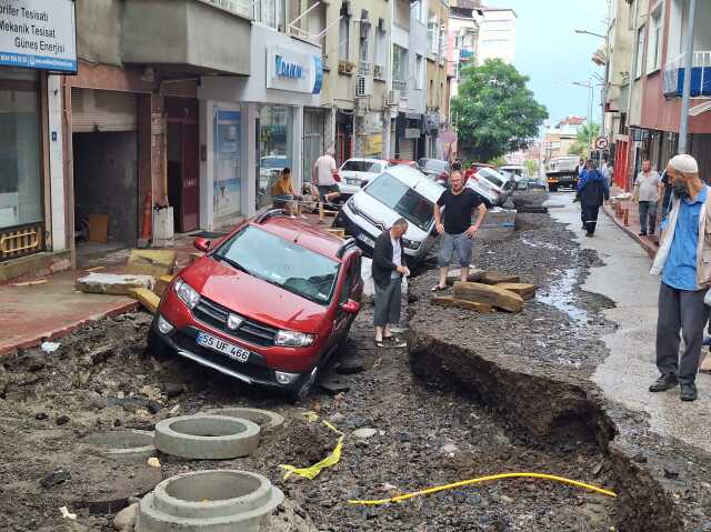 Samsun'da sel felaketi! Caddeler denize döndü, yollar ikiye ayrıldı