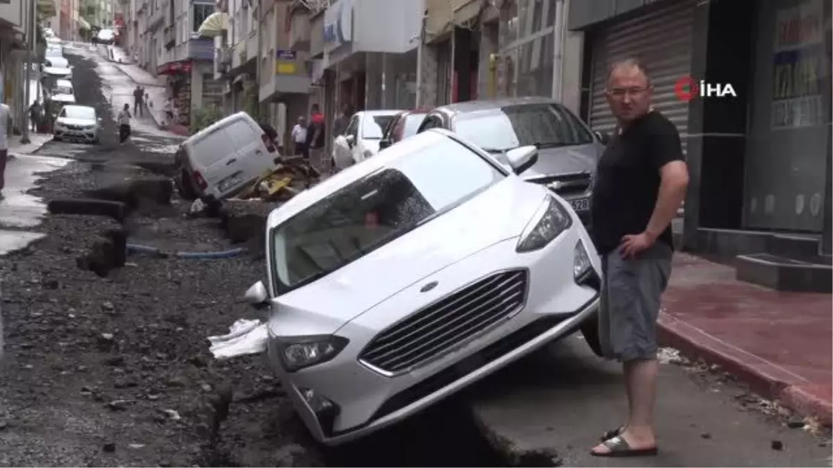 Samsun'da sel afeti: Cadde yarıldı, araçlar yolun içinde mahsur kaldı