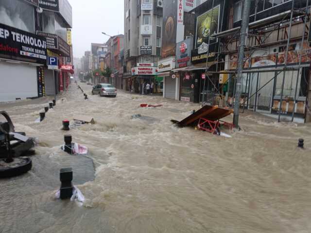 Samsun'da şiddetli yağışlar sonucu sel felaketi yaşandı
