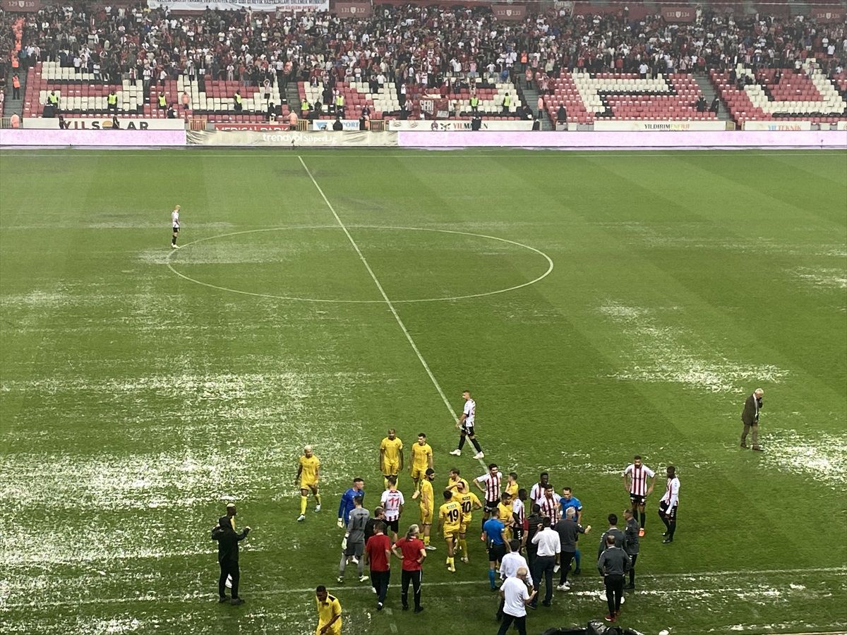 Trendyol Süper Lig maçı sağanak yağış nedeniyle durdu