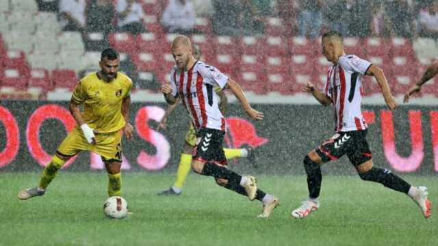 Samsunspor-İstanbulspor maçı sağanak yağış sebebiyle ertelendi