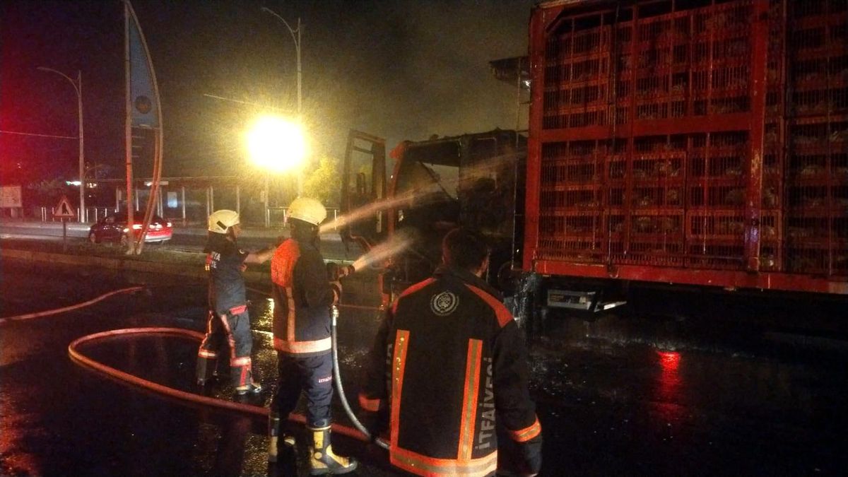 Malatya'da tavuk yüklü tırda çıkan yangın söndürüldü