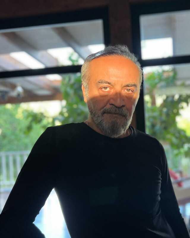 Yılmaz Erdoğan metroda sazı eline alıp türkü söyledi Yılmaz Erdoğan metroda sazı eline alıp türkü söyledi