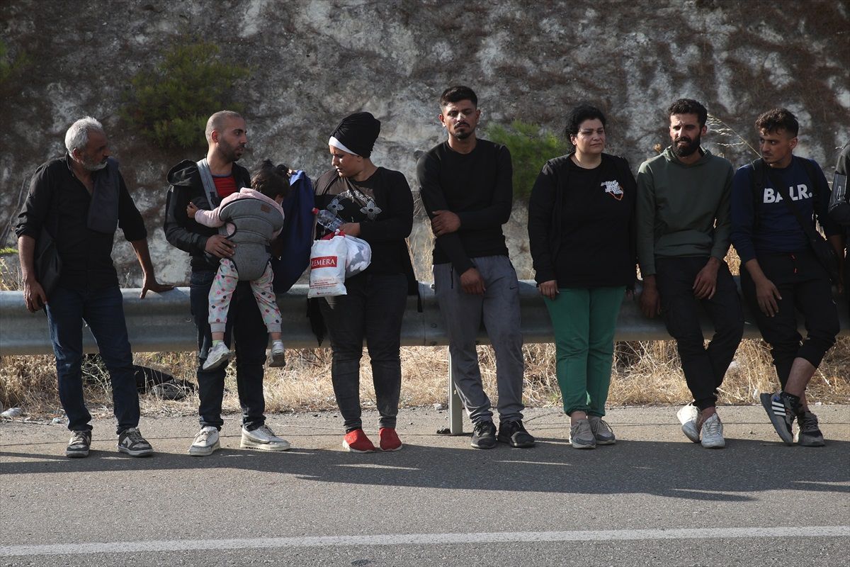 Yunanistan'da yangınlar devam ederken 20 düzensiz göçmen polise teslim oldu