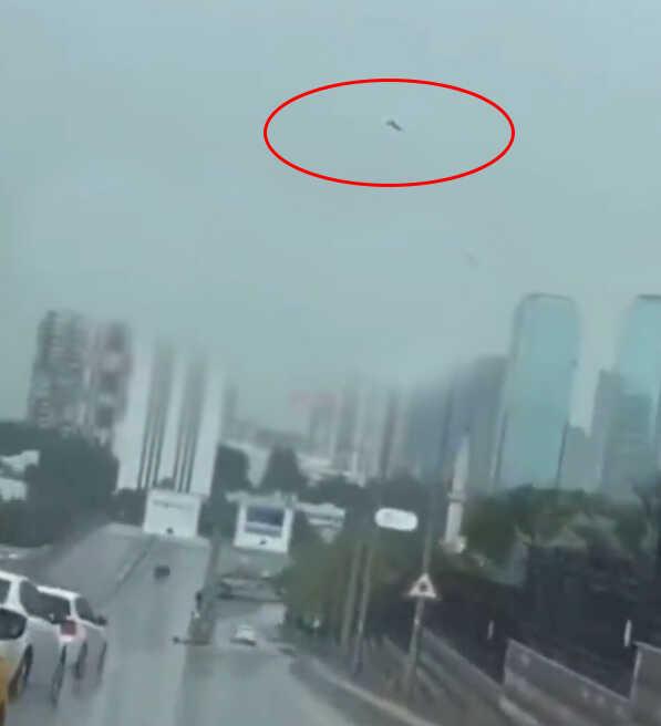 Ankara'da savaş uçağı parçasının otoparka düşme anı saniye saniye kamerada Ankara'da savaş uçağı parçasının otoparka düşme anı saniye saniye kamerada