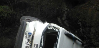 Artvin'de otomobil şarampole devrildi: 1 ölü, 1 yaralı
