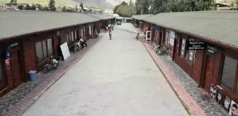 Hatay'da depremzedeler çarşıda eski günlerine dönmek için mücadele ediyor