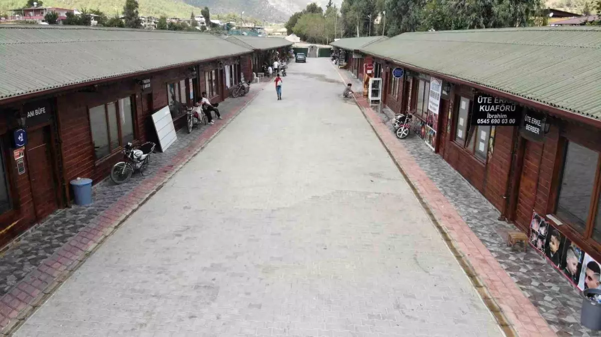 Hatay'da depremzedeler çarşıda eski günlerine dönmek için mücadele ediyor