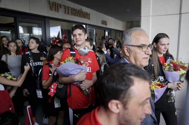 Avrupa Şampiyonu A Milli Kadın Voleybol Takımı yurda döndü Avrupa Şampiyonu A Milli Kadın Voleybol Takımı yurda döndü