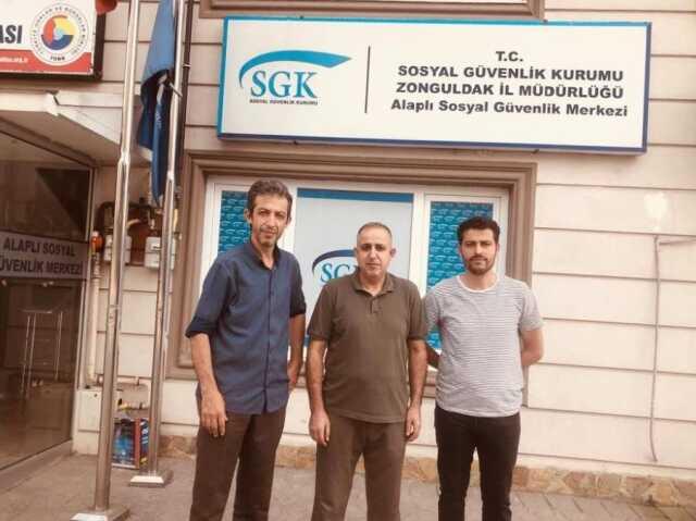 Aynı evden 4 kişi EYT'li oldu! İlk maaşlarıyla bütün köye yemek dağıttılar Aynı evden 4 kişi EYT'li oldu! İlk maaşlarıyla bütün köye yemek dağıttılar