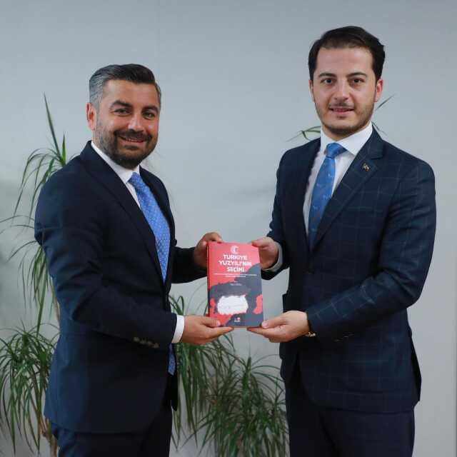 Cumhuriyet'in 100. yılında yapılan seçimler kitap oldu! Seçimin şifreleri anlatıldı Cumhuriyet'in 100. yılında yapılan seçimler kitap oldu! Seçimin şifreleri anlatıldı