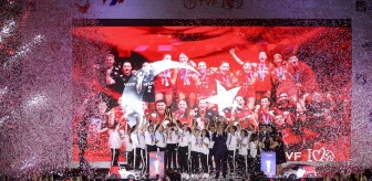 A Milli Kadın Voleybol Takımı Şampiyonluğu Kutladı
