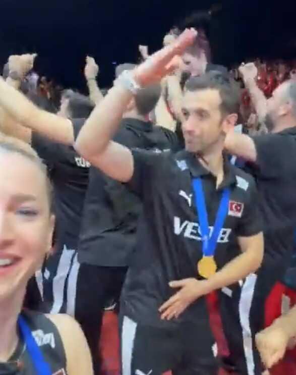 Filenin Sultanları, Brüksel'i Erik Dalı ile salladı! Müziği duyan Hollandalılar yerinde duramadı Filenin Sultanları, Brüksel'i Erik Dalı ile salladı! Müziği duyan Hollandalılar yerinde duramadı