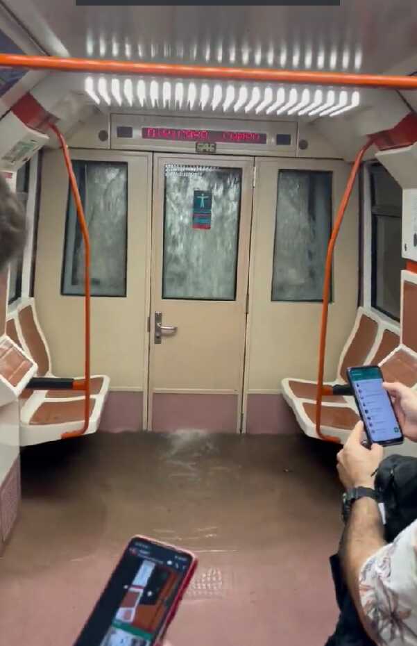 Görüntü Madrid'den! Sel suları metroyu bastı, vatandaşlar büyük panik yaşadı Görüntü Madrid'den! Sel suları metroyu bastı, vatandaşlar büyük panik yaşadı