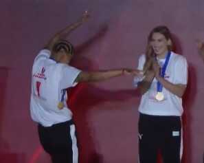 Hem sahada hem sahnede döktürüyor! Melissa Vargas'dan dans şov