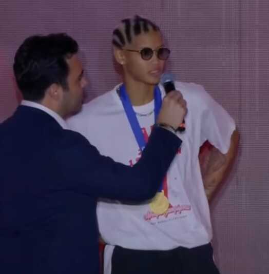 Hem sahada hem sahnede döktürüyor! Melissa Vargas'dan dans şov