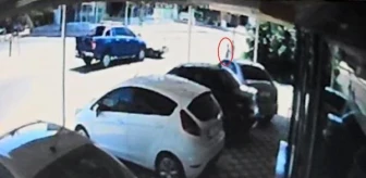 Antalya'da Hafif Ticari Araç İle Çarpışan Otomobilin Çarptığı Çocuk Hayatını Kaybetti