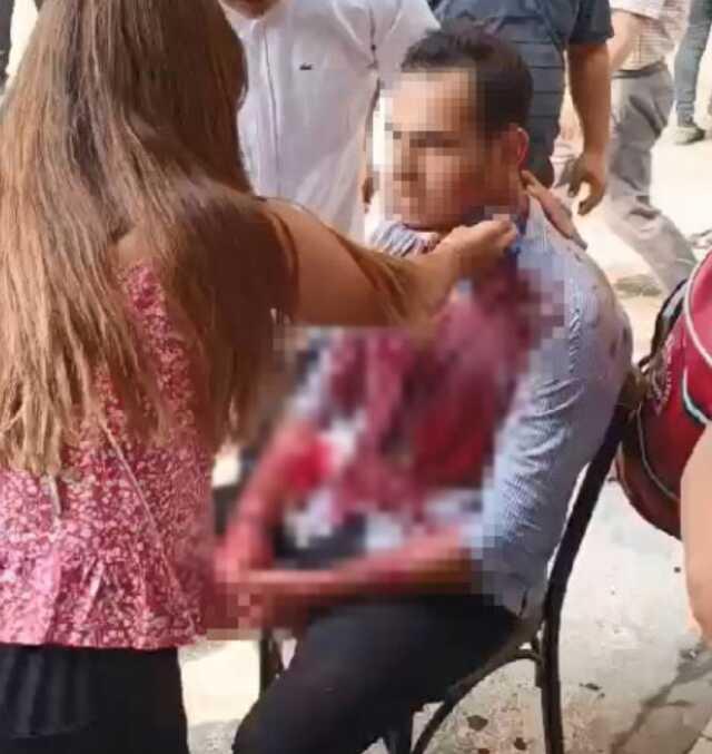 Kızıyla ilişkisi olduğunu iddia ettiği genci herkesin gözü önünde boğazından bıçakladı