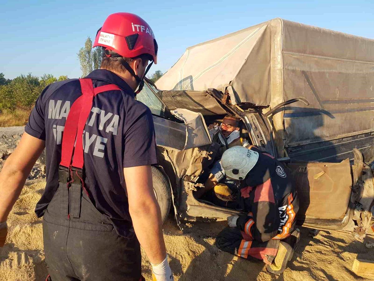 Malatya'da yol çalışması yapılan bölgeye giren araç devrildi