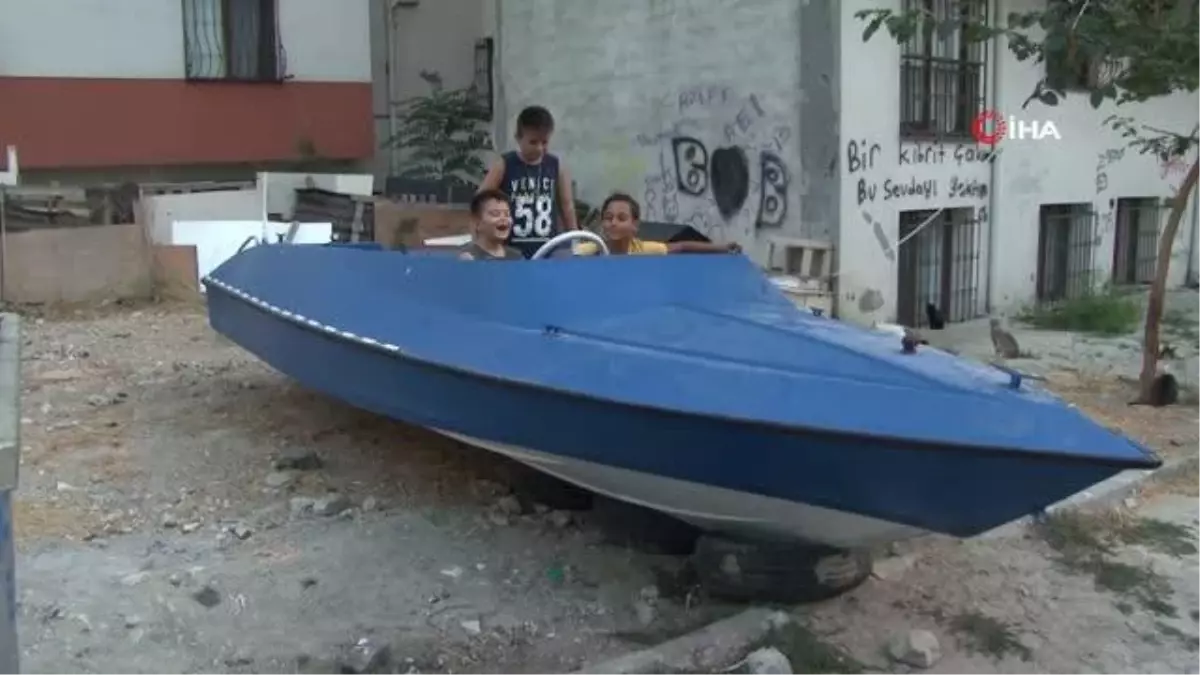 İstanbul Küçükçekmece'de Sokağa Bırakılan Tekne Çocukların Oyun Alanı Haline Geldi