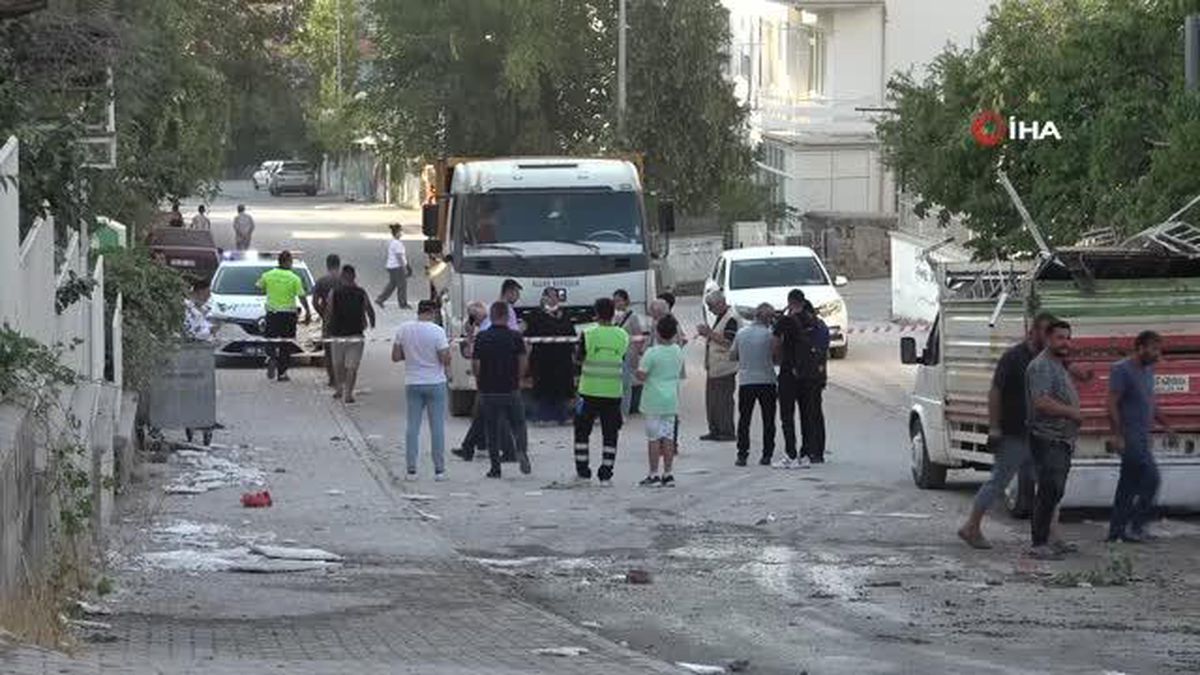 Malatya'da ağır hasarlı binanın yıkımı sırasında iş makinesi enkaz altında kaldı ihbarı asılsız çıktı