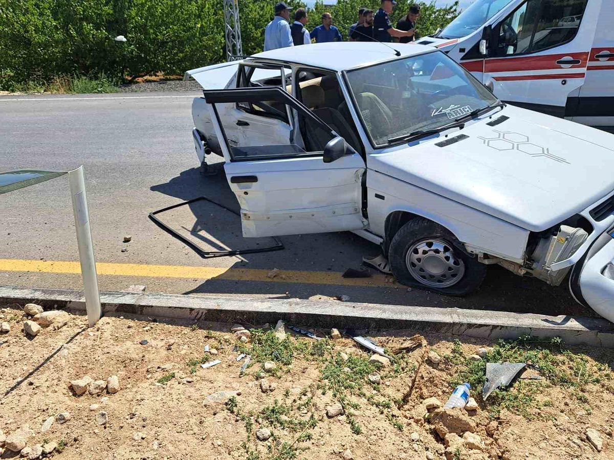 Malatya'da iki araç çarpıştı, 5 kişi yaralandı