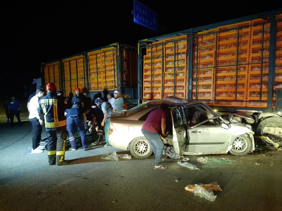 Manisa'da tavuk yüklü tır ile otomobil çarpıştı: 2'si ağır 5 yaralı