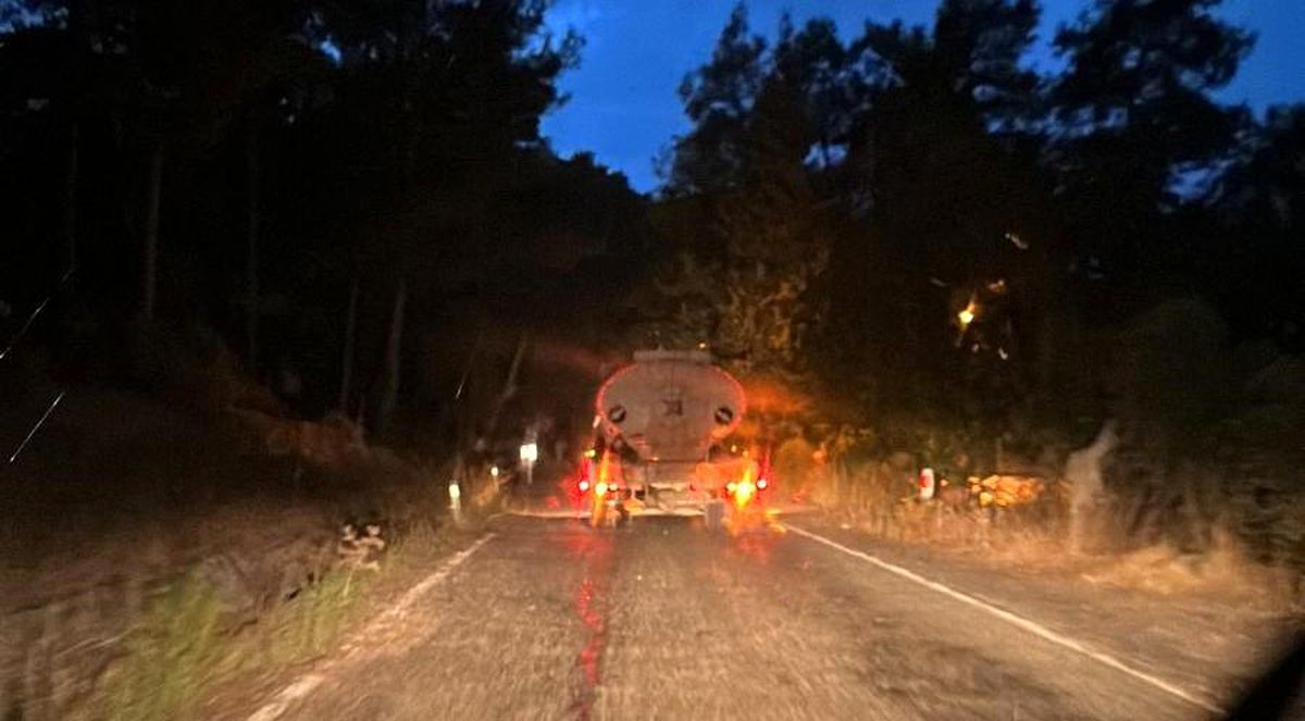 Marmaris'te Yıldırım Düşmesi Sonucu Çıkan Yangın Söndürülmeye Çalışılıyor