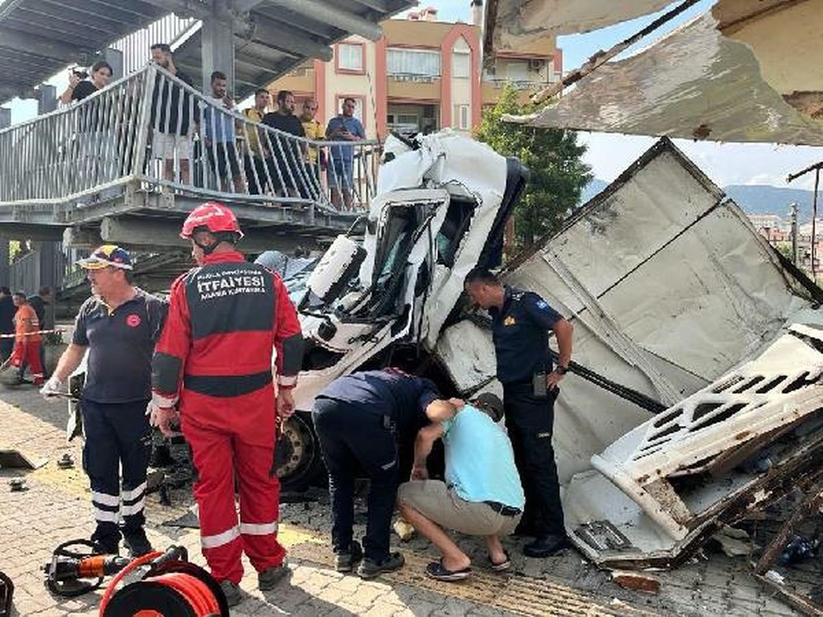 Muğla'da Üst Geçide Çarpan TIR'ın Şoförü Hayatını Kaybetti