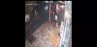 Otomobilin çarptığı 2 kadın yola savruldu