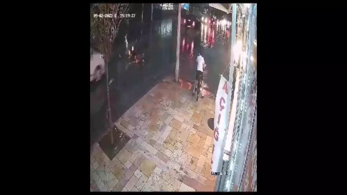 Otomobilin çarptığı 2 kadın yola savruldu